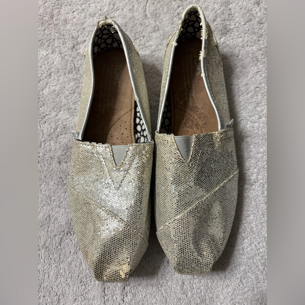 TOMS Women's Shimmering Silver Flats Size 7W
